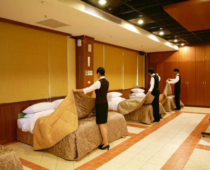 A housekeeping classroom for practicing housekeeping skills, built according to the standards of real hotels.
The housekeeping classroom for practical skills, equipped with standard beds and complete bathroom facilities for practice.