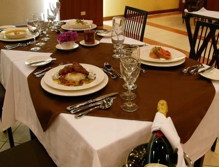 The restaurant service classroom is a specialized classroom where students learn various restaurant service skills.
A professional classroom designed for learning restaurant service skills, modeled after actual restaurant layouts.